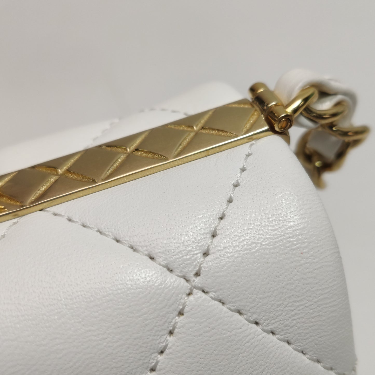 CHANEL WHITE QUILTED LAMBSKIN LEATHER CC CHAIN TOP HANDLE FLAP BAG