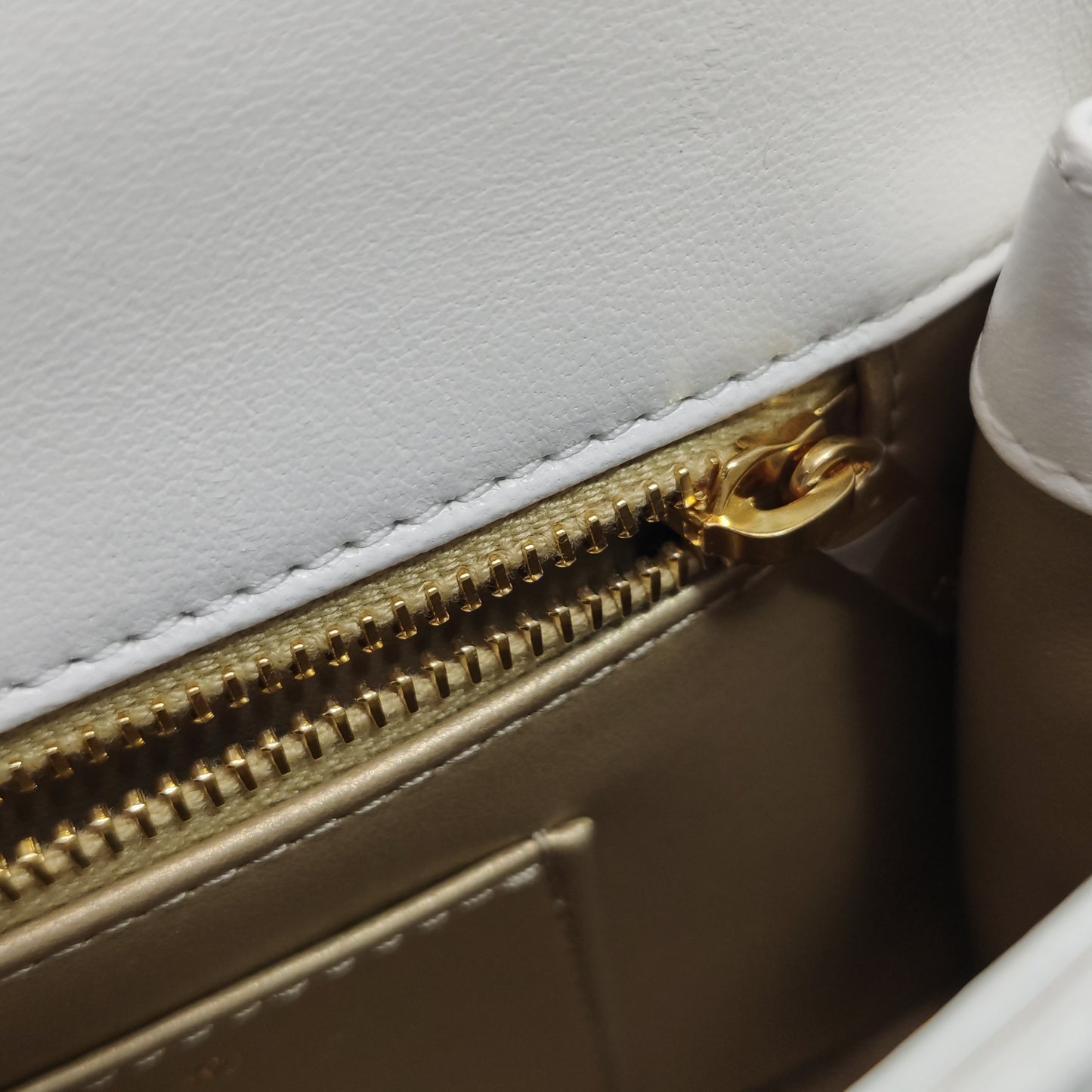 CHANEL WHITE QUILTED LAMBSKIN LEATHER CC CHAIN TOP HANDLE FLAP BAG