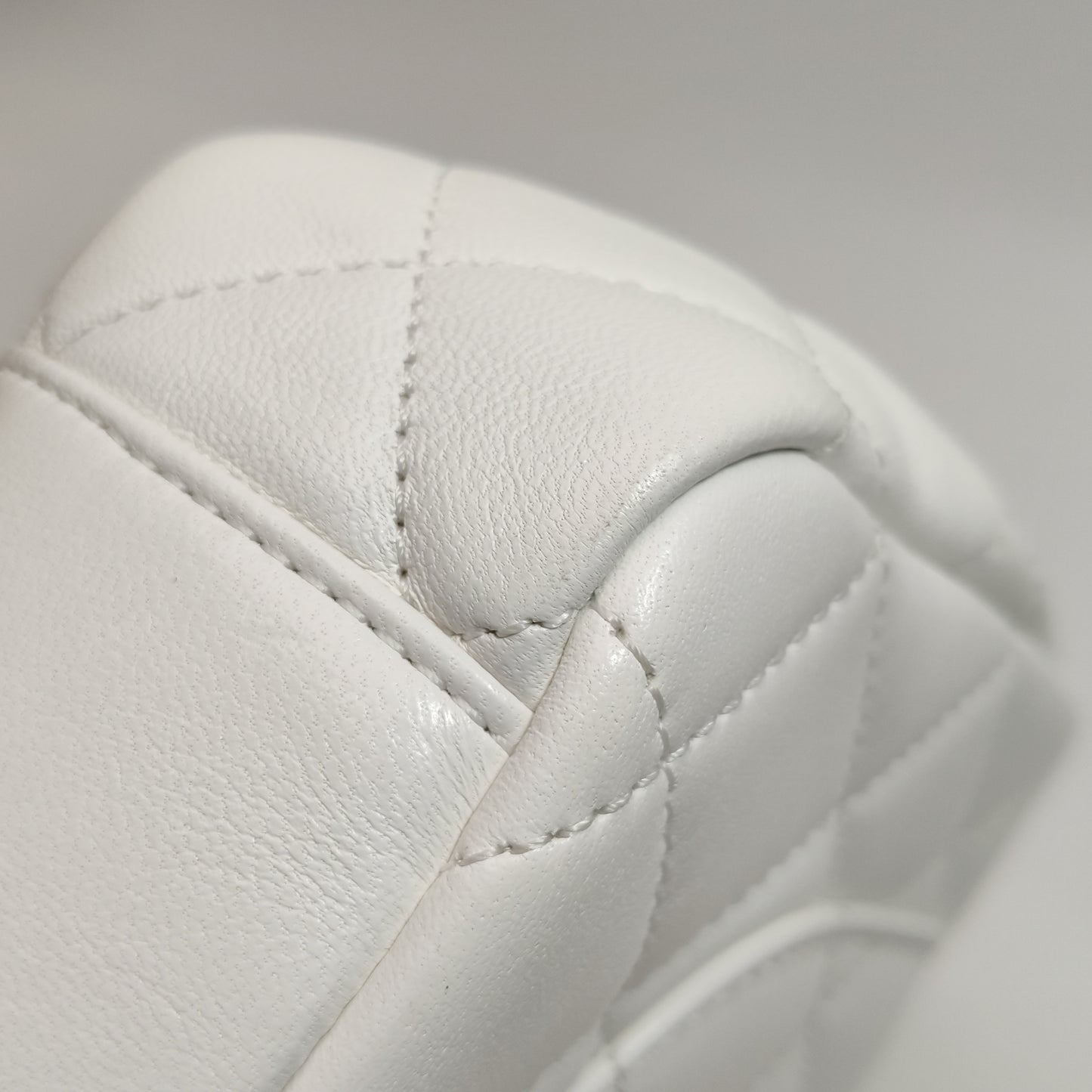CHANEL WHITE QUILTED LAMBSKIN LEATHER CC CHAIN TOP HANDLE FLAP BAG
